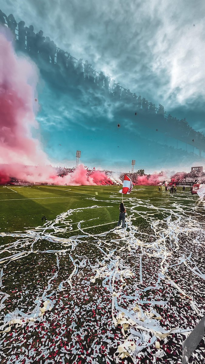 ActSanMartin_'s tweet image. El reflejo de los hinchas en la platea en el cielo da la impresión de los hinchas que se fueron temprano a alentar desde el cielo.
Todos estuvimos alentando el sábado. 🫶🇦🇹

FOTÓN

📸 @Die_Corti