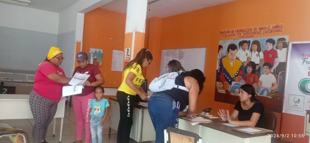 Desde el Edo Guarico nuestra vocera estadal <a href="/alidafuentes/">Alida Fuentes</a> trabajando en las evaluaciones de nuestras cocineras <a href="/pedrodiazg59/">Pedro Diaz</a> <a href="/CDCEGuarico/">CDCE del Estado Guárico</a> <a href="/cnae_guarico/">CNAE GUARICO</a> <a href="/roglis/">RoglisPSUV</a> <a href="/antoniohd_jpsuv/">Antonio Hernández</a>