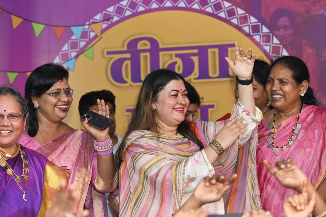 DrKiranmayee1's tweet photo. माननीय पूर्व मुख्यमंत्री @BhupesBaghel जी के निवास में तीजा पोरा तिहार में खेल और नृत्य में झूमने पर मजबूर हो गयी सभी  कॉंग्रेस की महिला नेता 
#maaananturja #drkiranmayeenayak #cgmahilaayog #cgscw #poratihar #BhupeshBaghel #INCChhattisgarh #alkalamba #ragininayak #supriyashrinet https://t.co/QLTCSwr07Y
