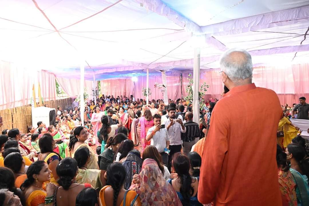 DrKiranmayee1's tweet photo. माननीय पूर्व मुख्यमंत्री @BhupesBaghel जी के निवास में तीजा पोरा तिहार में खेल और नृत्य में झूमने पर मजबूर हो गयी सभी  कॉंग्रेस की महिला नेता 
#maaananturja #drkiranmayeenayak #cgmahilaayog #cgscw #poratihar #BhupeshBaghel #INCChhattisgarh #alkalamba #ragininayak #supriyashrinet https://t.co/QLTCSwr07Y