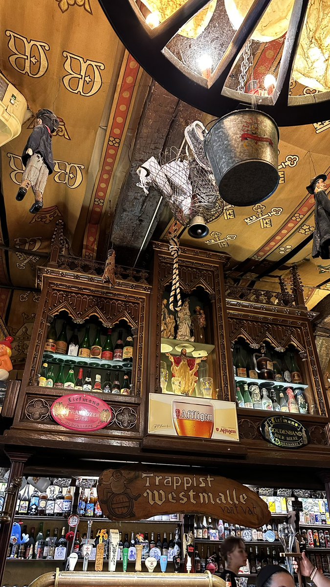 Sehr coole Bar in Gent🥳 die Gläser, bei denen man einen Schuh abgeben muss, ist echt ne Gaudi😬