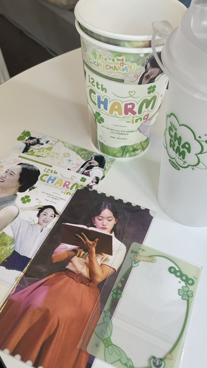 _withinmyroom's tweet photo. 챠밍배우님 열두 살 축하드려요 ^_^ 🍀💚
어떤 언니의 추천으로 접변도 보구 카페까지 왔다 갑니다하 디피 센스 증말 최고예요🥹
#CHARM_ing
#초대장_챠밍으로부터
#챠밍나비_날갯짓을_아는사람_많아져라 https://t.co/Hpqs2rjqp7