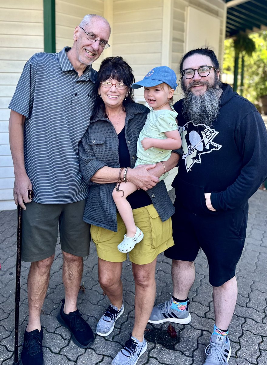 davesavedtheday's tweet photo. These are the people who keep me going. I love yinz ❤️ Family forever! https://t.co/G8yiA29JWm