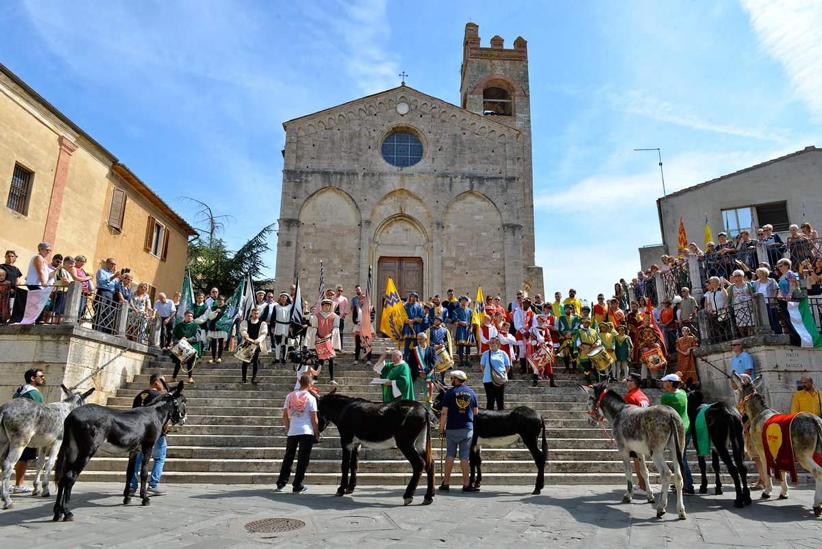 VisitTuscanyITA's tweet photo. #eventiinarrivo 
Vieni al #PaliodeiCiuchi di #Asciano! 7 #contrade in competizione e un premio molto ambito.
Scopri chi vincerà quest’edizione e divertiti tra i tanti figuranti e sbandieratori  https://t.co/HplGsXFyPu https://t.co/h7k8l0i7ws