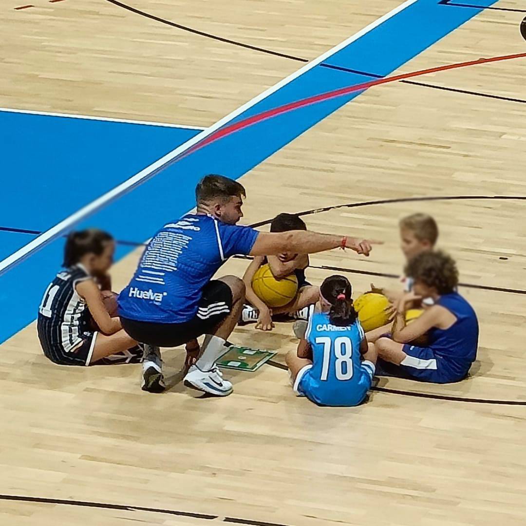 🏀✨ ¡Arrancan los entrenos de nuestra cantera! 

Y quiénes mejor para inaugurar la temporada que nuestros Babybasket. 

¡Pequeños gigantes en acción! 💪👶 

#FuturoCDH #CanteraCDH