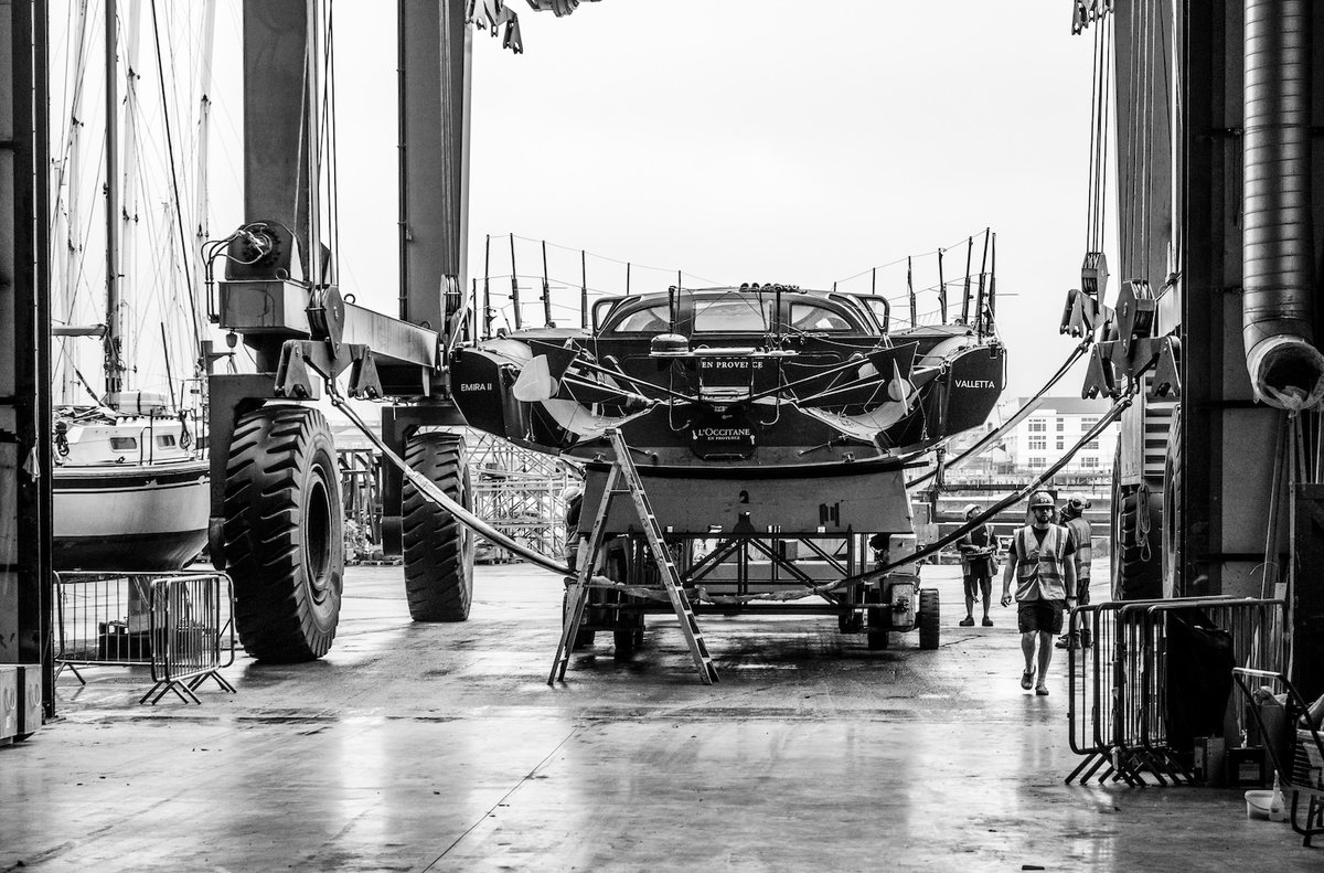 🇫🇷 Fin de chantier pour L’Occitane Sailing Team ! 🛠️ ⛵️🚨 Après plusieurs semaines de dur labeur, notre IMOCA est sorti de son hangar ce lundi afin d’être posé sur sa quille, et sera bientôt prêt à reprendre la mer !