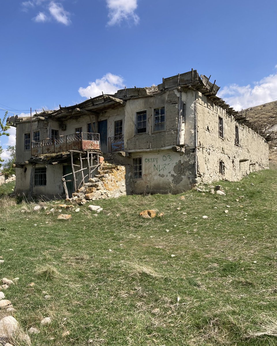 O sırada bizim köyden bir ev