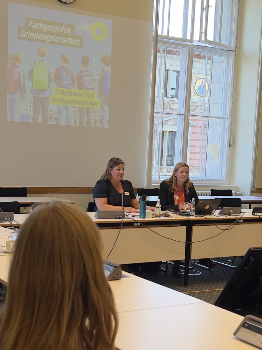 Antje_Kapek's tweet photo. Volles Haus bei unserem Fachgespräch zur #Schulwegsicherheit. #Tempo30, #Modalfilter, #Bremshügel und #Schulstraßen. Gemeinsam mit Initiativen, Eltern- und Schüler*innenvertretungen sprechen wir über Lösungen, #Schulwege sicher zu gestalten. #sicherunterwegs /tk https://t.co/Wtb9TxMMxK