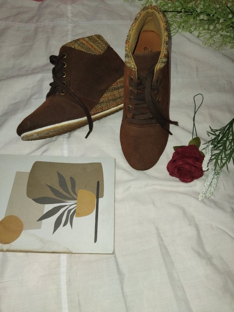 PtrIraaa's tweet photo. Haiii...
Aku mau jual baju thrift murah-murah...
Ada heels dan tas  preloved jg..
Harga start from 10k-35k ajaaa, link shoppe aku tulis d akhir yaa..
Aku bakal buat threadnya, jadi staytuned!!! https://t.co/khQ8S7uY57