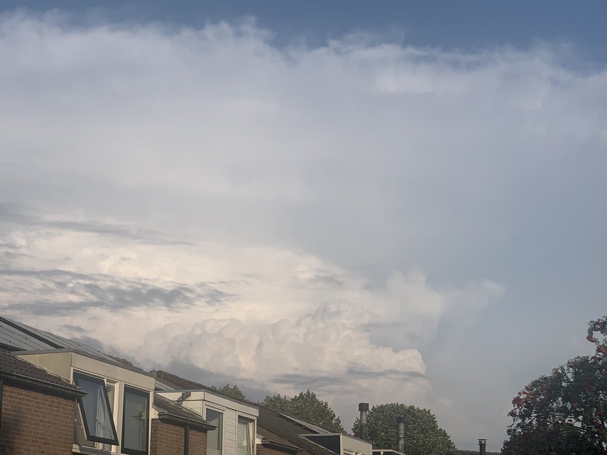 Momenteel de bui bij Zwolle, gezien vanuit Lelystad. <a href="/FlevolandWeer/">Flevoland Weer</a>