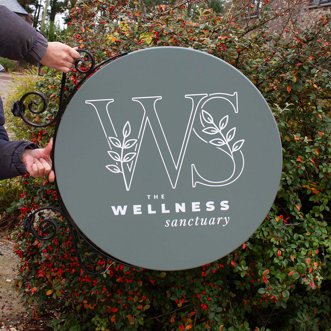 the_sign_maker's tweet image. This painted hanging sign exudes quality and understated luxury with its elegant design, rich colors, and flawlessly fitted bracket.

To view our range of hanging signs click the link - sign-maker.co.uk/hanging-signag…

#hanginsigns #bespokesigns #housesign #businesssigns