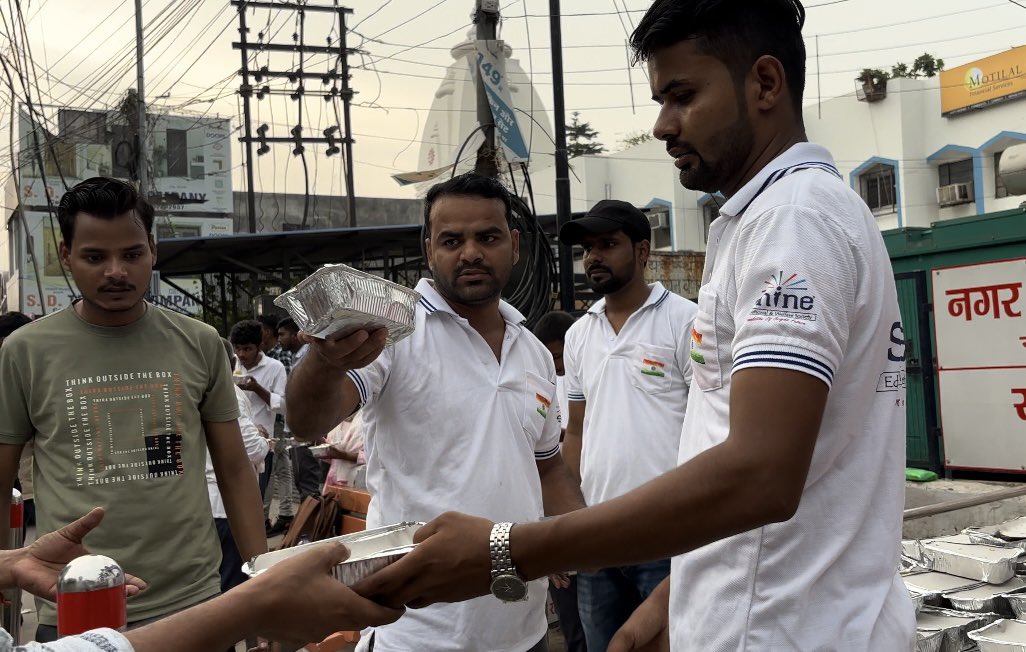 shine_ngo_'s tweet photo. आज एक समाचार पत्र में प्रकाशित भोजन वितरण की खबर ।

#shinengo #uppolice #help 

YouTube: https://t.co/f2FmUc7sNq https://t.co/scMyM0UYAr