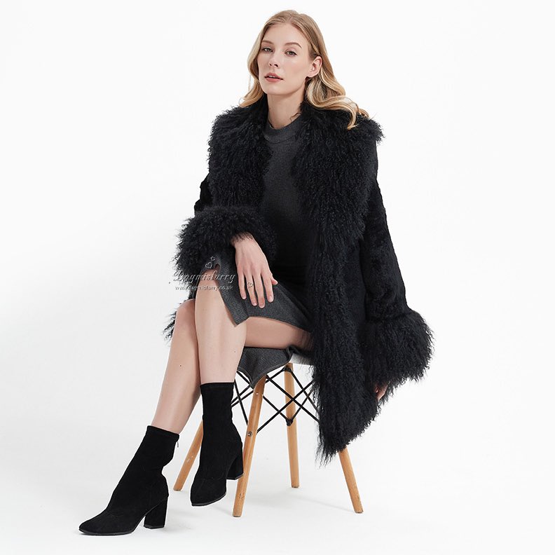 DAYMISFURRY's tweet photo. Step out in style with our rabbit fur jacket with lamb fur trim. #ootd #fur #jacket #furjacket #womenswear #womenfashion #womenstyle #ladyfashion #ladystyle #clothing #garment #outfits #outwear #girlsfashion #girlstyle #rabbitfur #realfur #lambfurcoat #lambfurjacket #furry https://t.co/bS1OUt860i