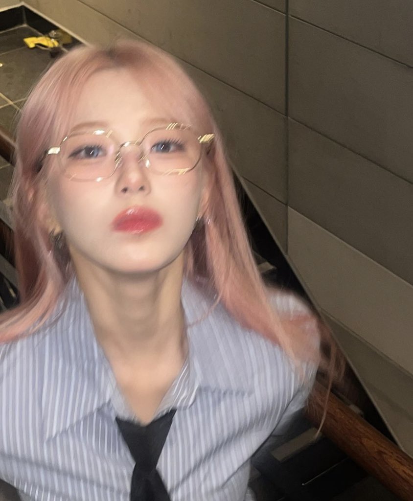 picsofjiheon's tweet photo. it girl https://t.co/yA4oS0oUVZ