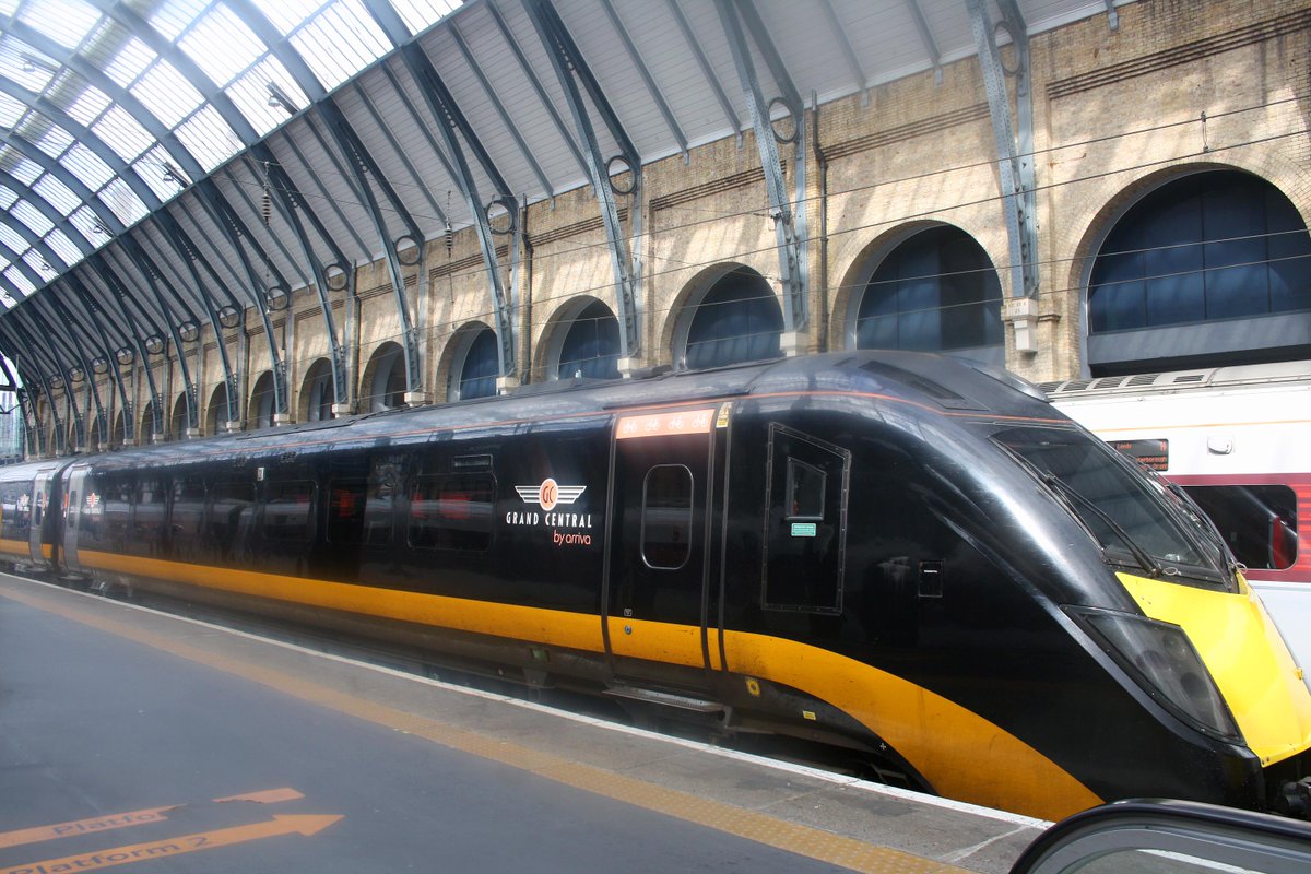 mavmaramis's tweet image. King's Cross Station, London. 180103 (1); 180105 The Yorkshire Artist Ashley Jackson (2). Adelante. Grand Central livery. Photo: 08.06.2024. #London #railway #Class180 #AshleyJackson @SteelCityDog_
 @SalopianLyne