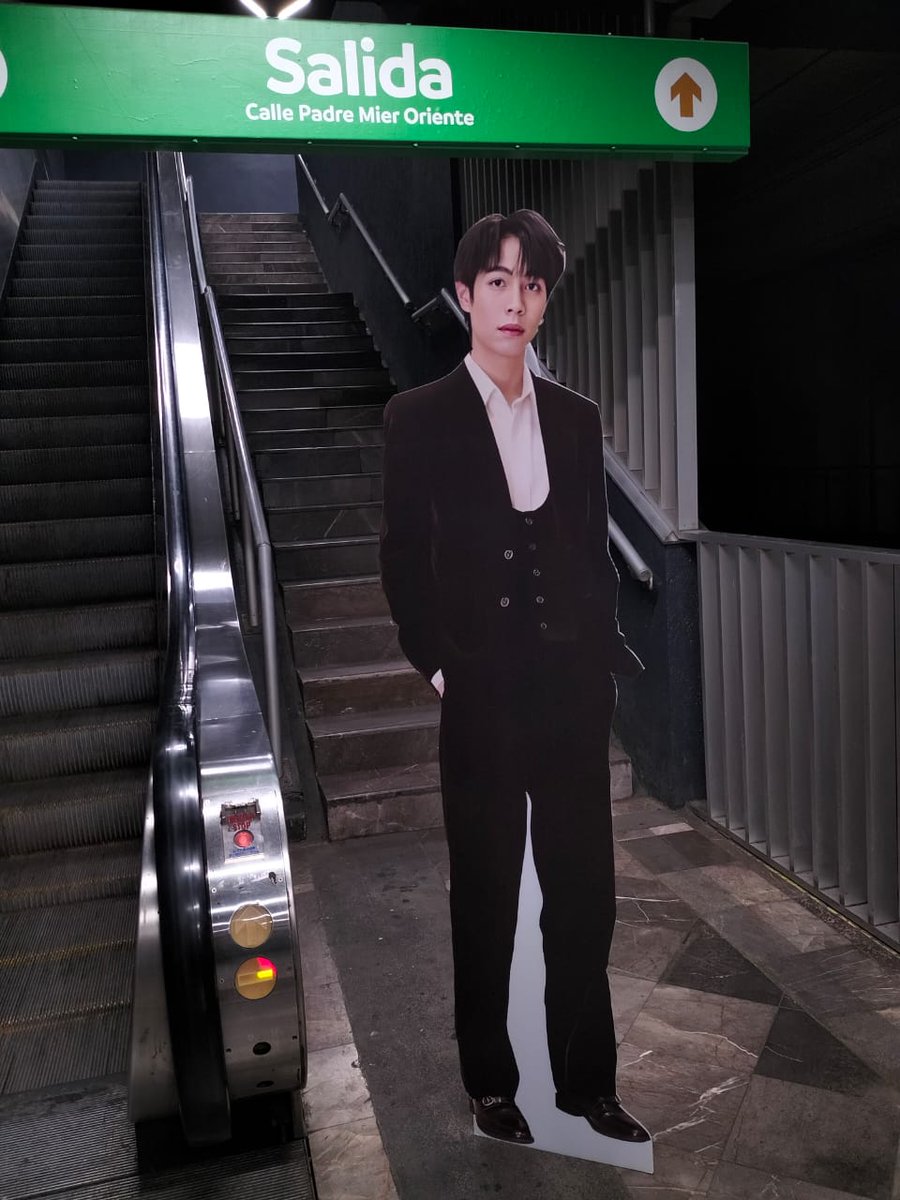 lovfk_'s tweet photo. Internauts ussers spotted First Kanapan in the streets of México 🇲🇽 for his birthday, he was seen enjoying a good hot dog, taking the subway and doing other activities. We definitely stand the right Idol @Firstkpp 🫣🧡
#FirstKanaphanTourInMexico
#26thHappyFirstDay
#Firstkanaphan https://t.co/bAb9DP1LZF