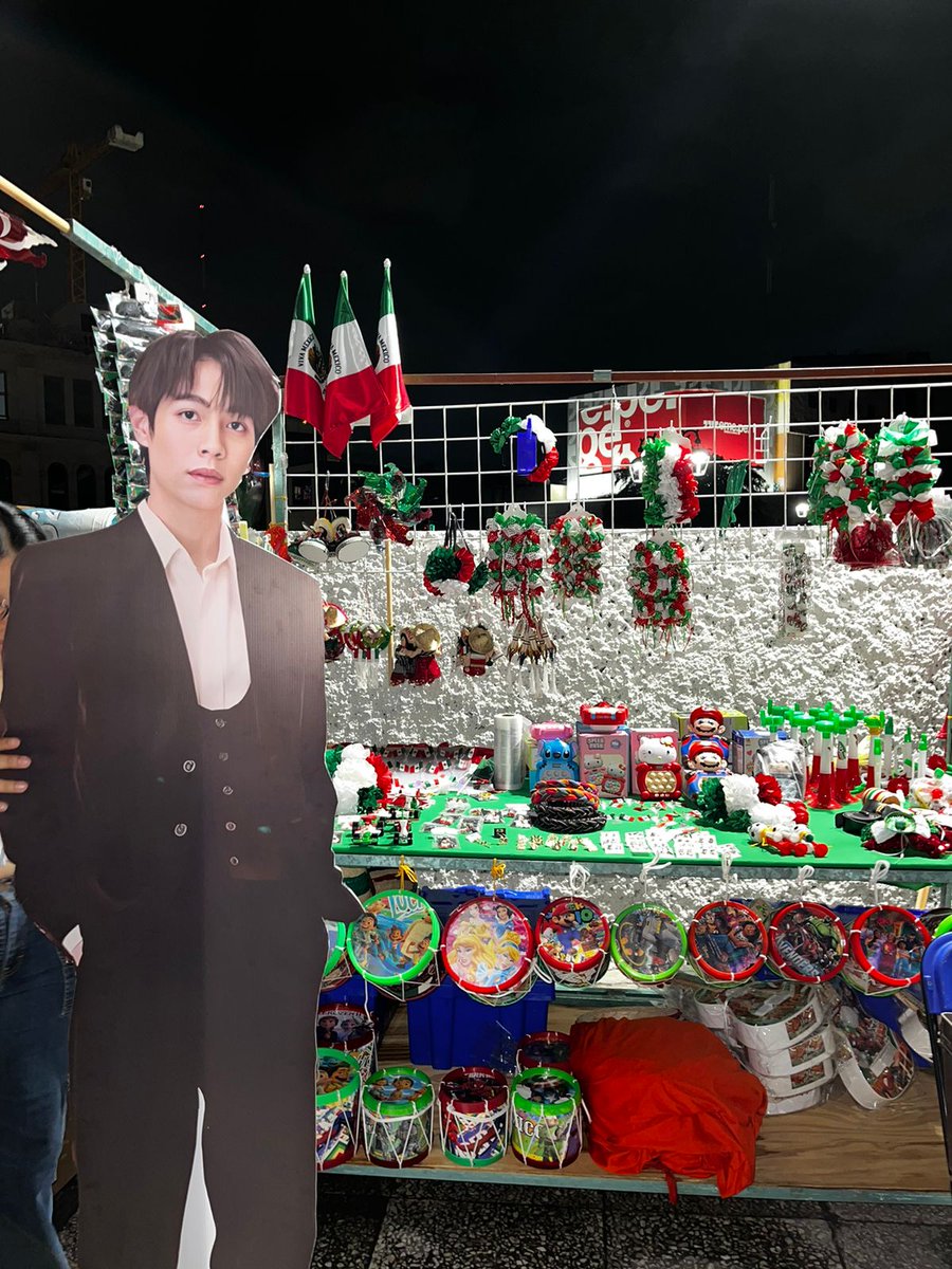 lovfk_'s tweet photo. Internauts ussers spotted First Kanapan in the streets of México 🇲🇽 for his birthday, he was seen enjoying a good hot dog, taking the subway and doing other activities. We definitely stand the right Idol @Firstkpp 🫣🧡
#FirstKanaphanTourInMexico
#26thHappyFirstDay
#Firstkanaphan https://t.co/bAb9DP1LZF