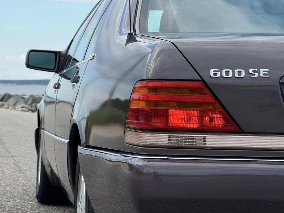 MercedesW140Fr's tweet photo. 3 raretés dans cette merveille W140 V12 ⭐👌🤩 :
- Version courte 600SE (Seulement 3.399 produites)
- Couleur bornite métallisé n°481
- Intérieur velours noir n° 961
©️📸By BaT
#MercedesBenz #ClasseS #600SEL #M120 #V12 #W140 #ClasseS #W140France #W140Club #France #Troyes #W140Fun https://t.co/mJPfwgpLNl