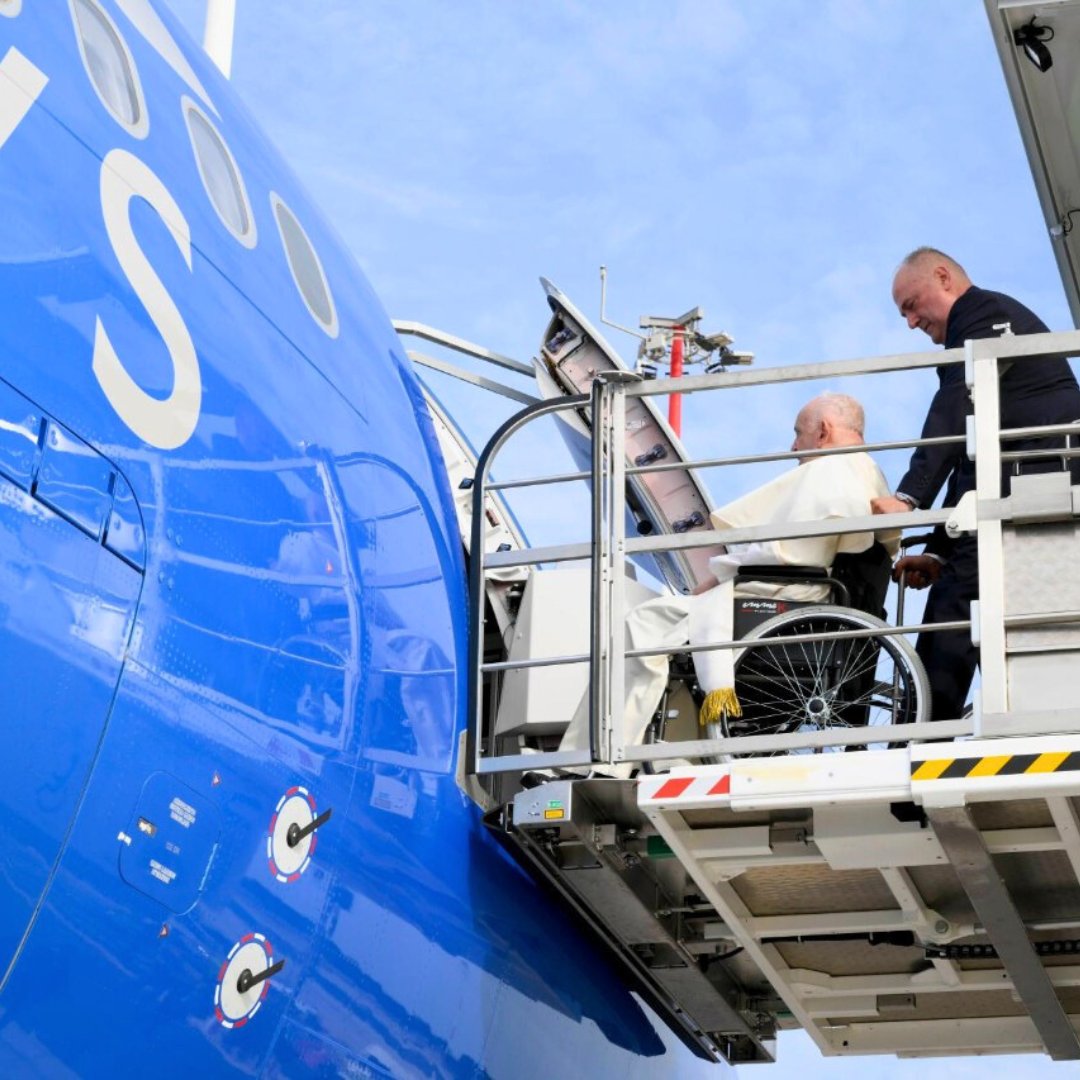 Pope Francis boards the papal plane at Rome's Fiumicino Airport as he begins his Apostolic Journey to Indonesia, Papua New Guinea, Timor-Leste, and Singapore.

loom.ly/GCXIc4w