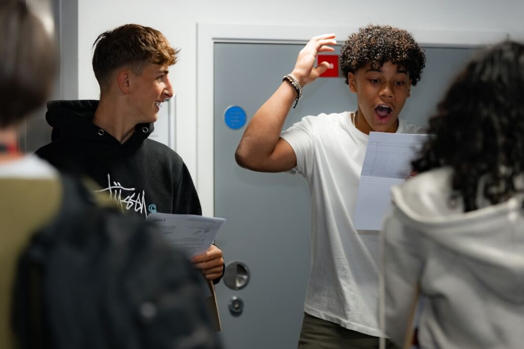 RushcliffeSA's tweet photo. We’ve had some fantastic exams results this summer at Rushcliffe. Have a little read of the roundup here:

🔗 https://t.co/LvQXoSwtJb

#GCSEs #Alevels #ResultsDay https://t.co/h0vpj2Ih46