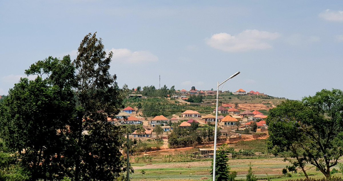 DidaceNiyifasha's tweet photo. @PaulKagame abaturage batuye aka gace bita Kigese @Kamonyi umurenge wa Rugalika uvuye Bishenyi center bakomeje kubashimira ko mwabahaye umuhanda wigitaka n'ibiraro bihambuka byiza, barabisabira ko hakwambuka na kaburimbo bagakira ivumbi @RwandaInfra @RTDARwanda @AKayitesiAlice https://t.co/QFsgghGCp4