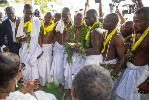 La magie ancestrale de la #PriseDeLaPierreSacrée continue de vibrer à Glidji-Kpodji. 361 ans de traditions que les communautés Guins préservent avec fierté. Un moment fort en émotions, partagé cette année avec la présence du Premier ministre Victoire Dogbé. #CultureTogolaise