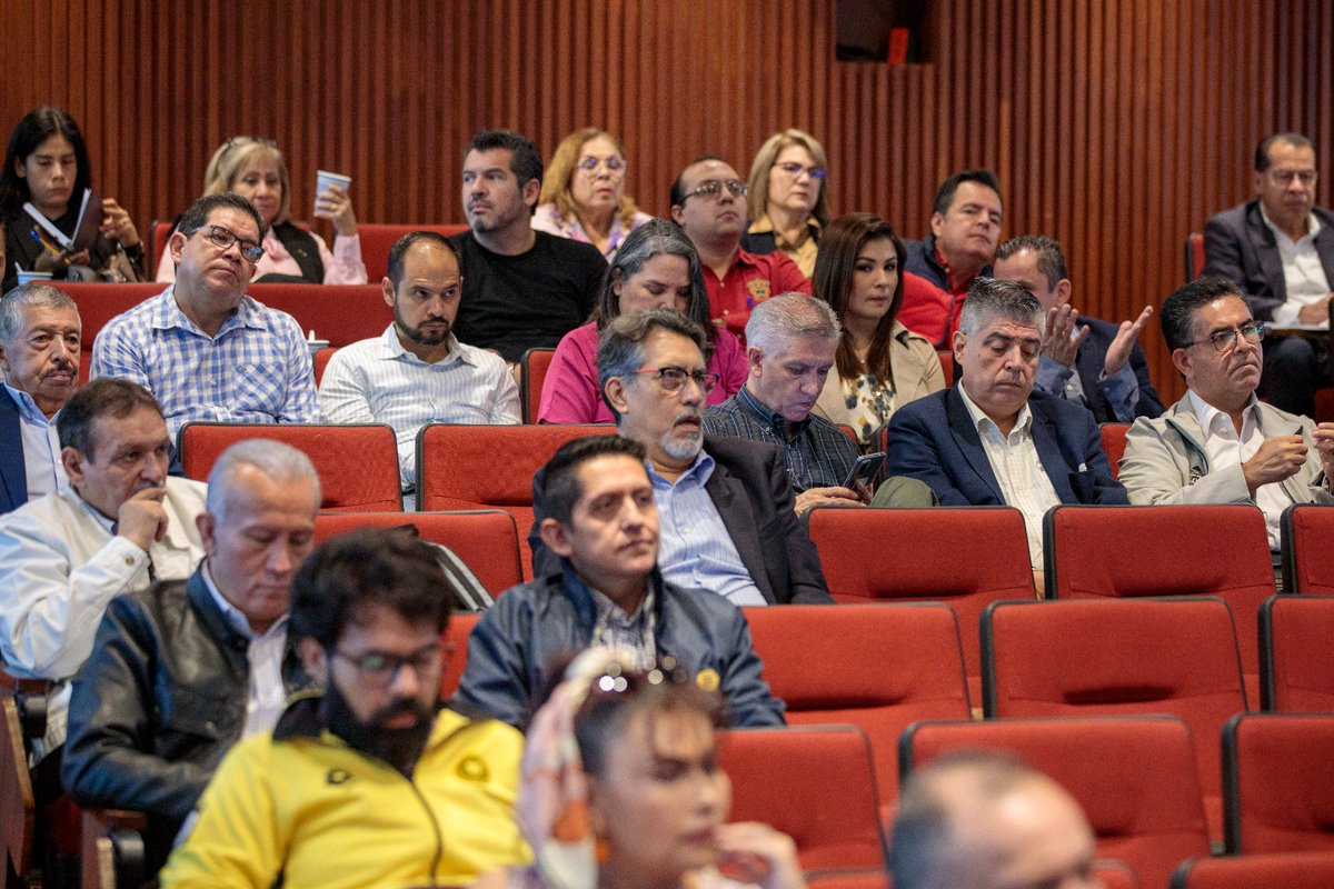 CesarBarbaD's tweet photo. En #PrepasUdeG seguimos capacitando a nuestro personal directivo, por eso realizamos el taller para directoras y directores para dar a conocer el nuevo bachillerato general que se implementará el próximo semestre. Será un gran beneficio para nuestra comunidad universitaria https://t.co/NeFP3zO8id