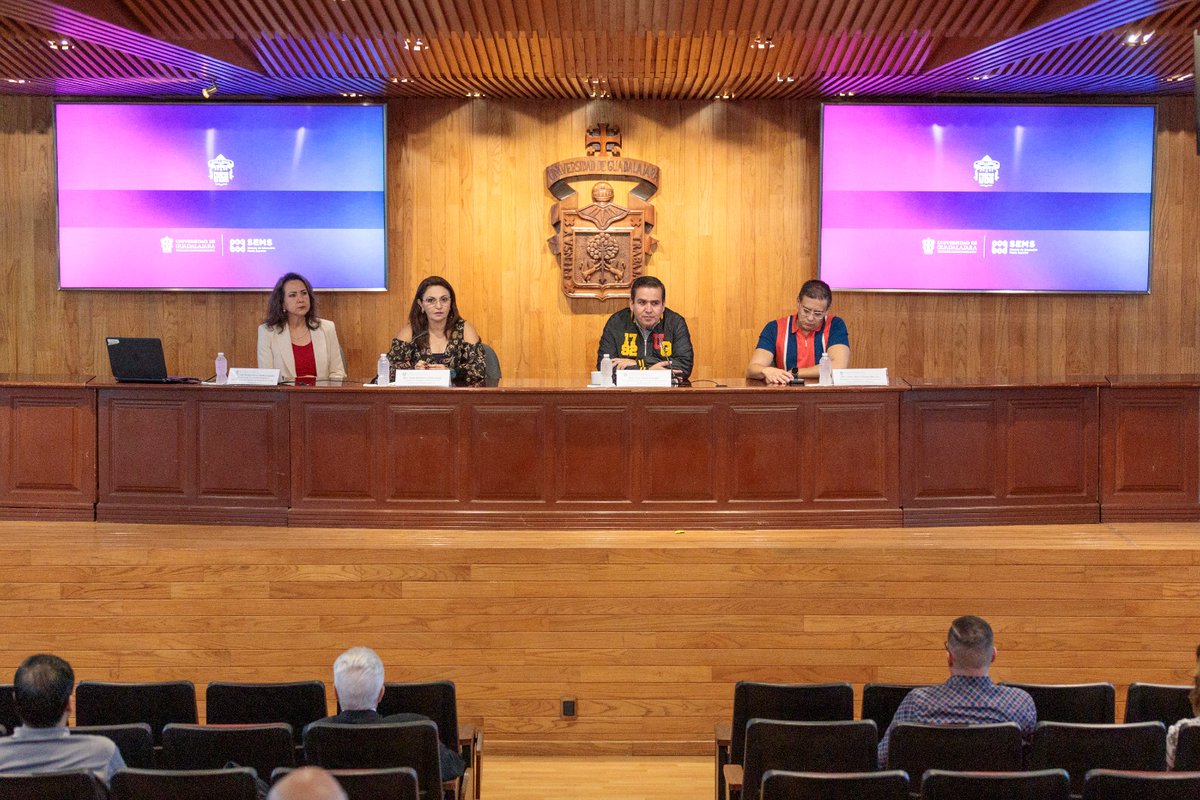 CesarBarbaD's tweet photo. En #PrepasUdeG seguimos capacitando a nuestro personal directivo, por eso realizamos el taller para directoras y directores para dar a conocer el nuevo bachillerato general que se implementará el próximo semestre. Será un gran beneficio para nuestra comunidad universitaria https://t.co/NeFP3zO8id