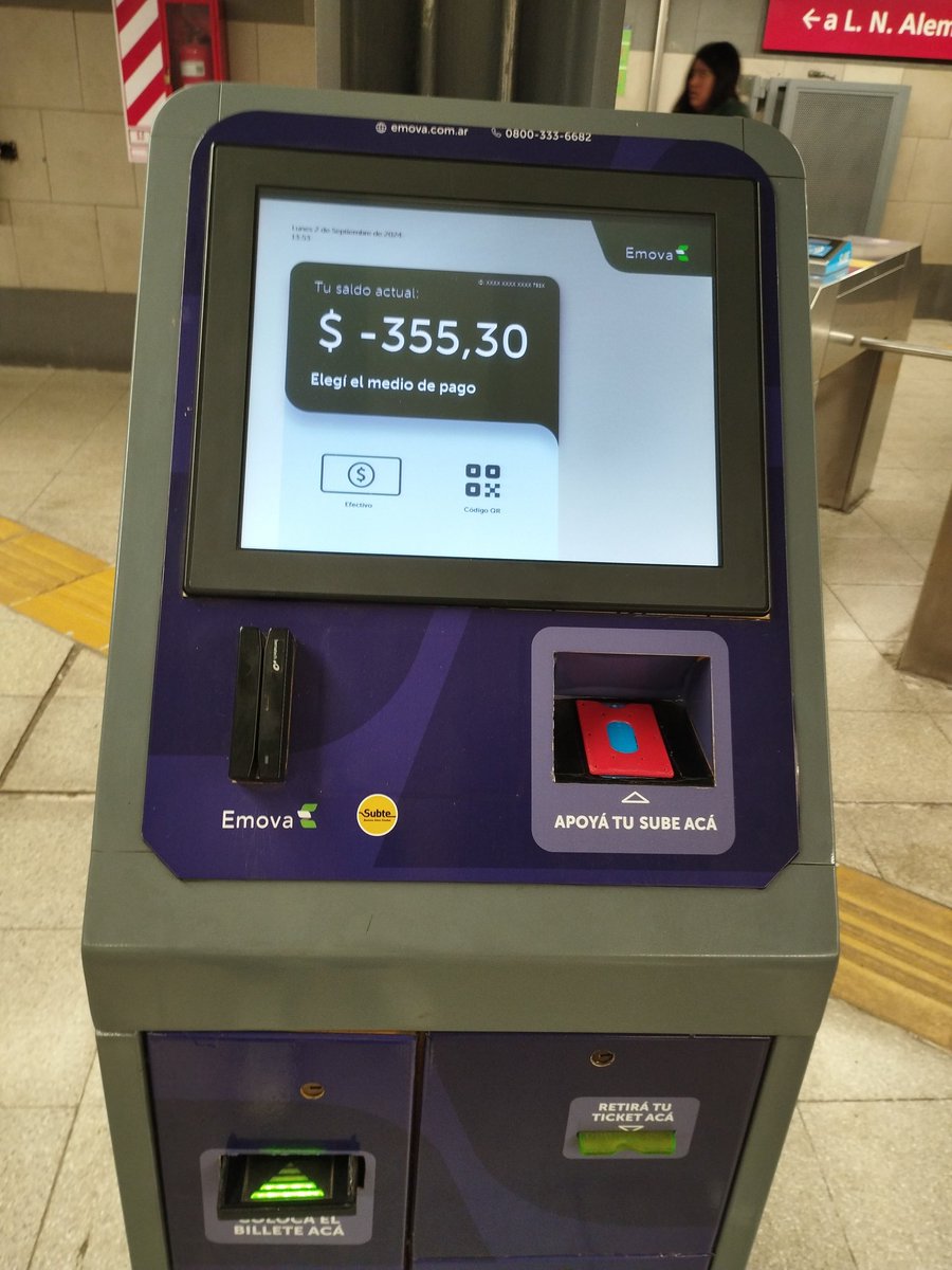 _aglc's tweet photo. @Emova_arg estación pasteur, el tótem no acredita la carga, el empleado en ventanilla tampoco. Cómo se viaja en subte? https://t.co/klsQwFBi3g