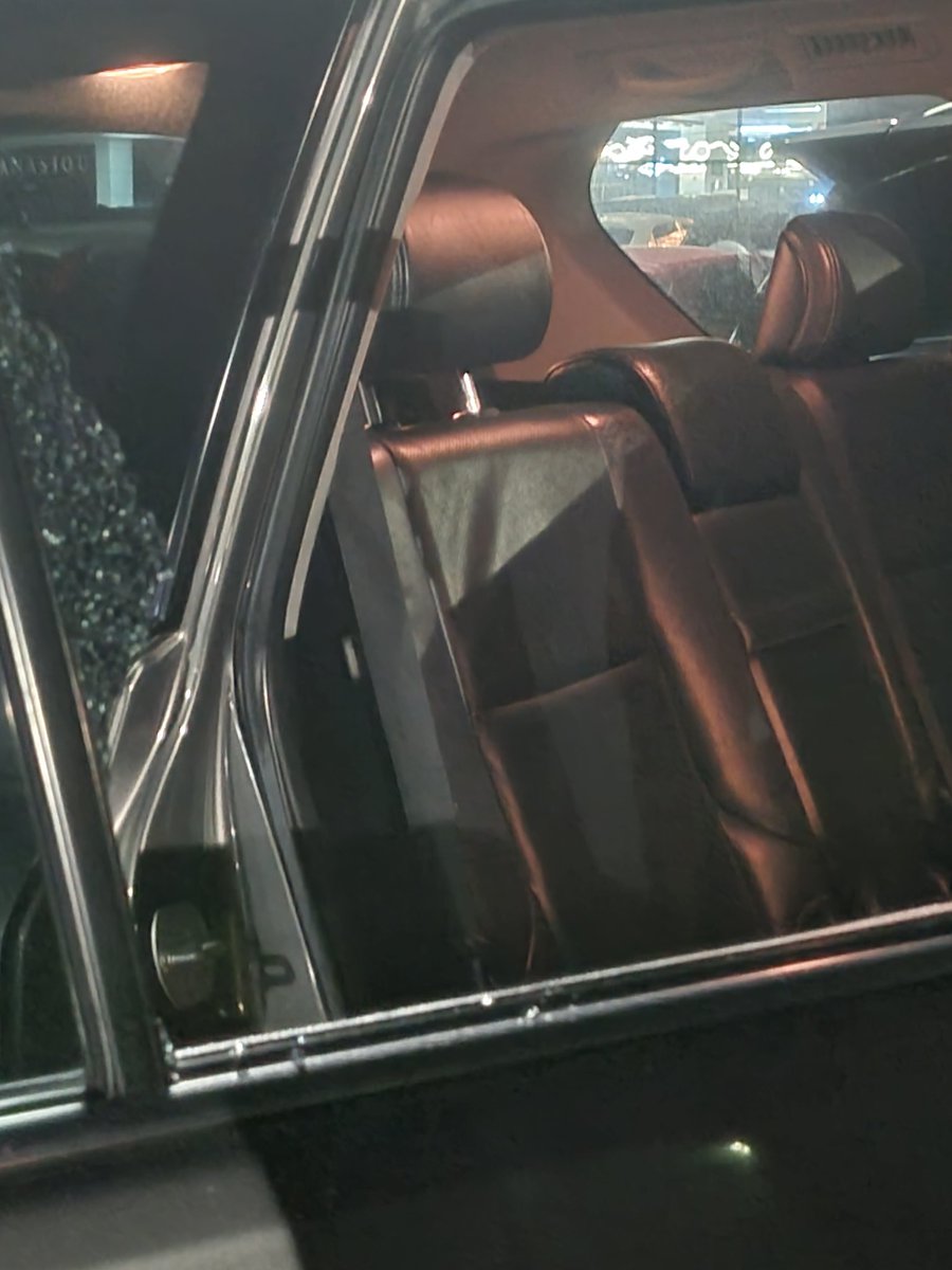 Sábado 31 agosto en estacionamientos Albrook Mall area de Lumicentro vandalizaron mi camioneta y otra casi al lado mio, rompieron el vidrio y se robaron 2 maletines de trabajo con doc de clientes personales q no les sirven de nada a estos criminales.Favor devolver <a href="/DIJINPolicia/">Dirección de Investigación Criminal e INTERPOL</a>