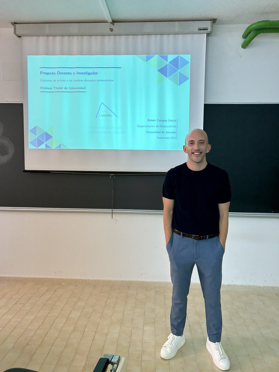 rubcampoy's tweet photo. Hola gent. Solo paso por aquí para contaros que hay otro profesor titular feliz suelto por el mundo 👨‍🎓 😀 https://t.co/0jpfuklaip