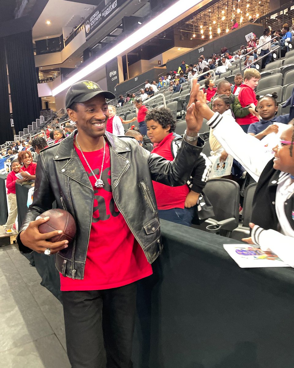 ReadWithMalcolm's tweet photo. Give yourself a high five – you completed #READCamp 2024! 

As we wrap up another incredible #READCamp, we’re celebrating all the pages turned, stories explored and goals achieved! 💪 THANK YOU to all of this year’s participants for an amazing season of beating the #SummerSlide. https://t.co/To3jqzuUD2