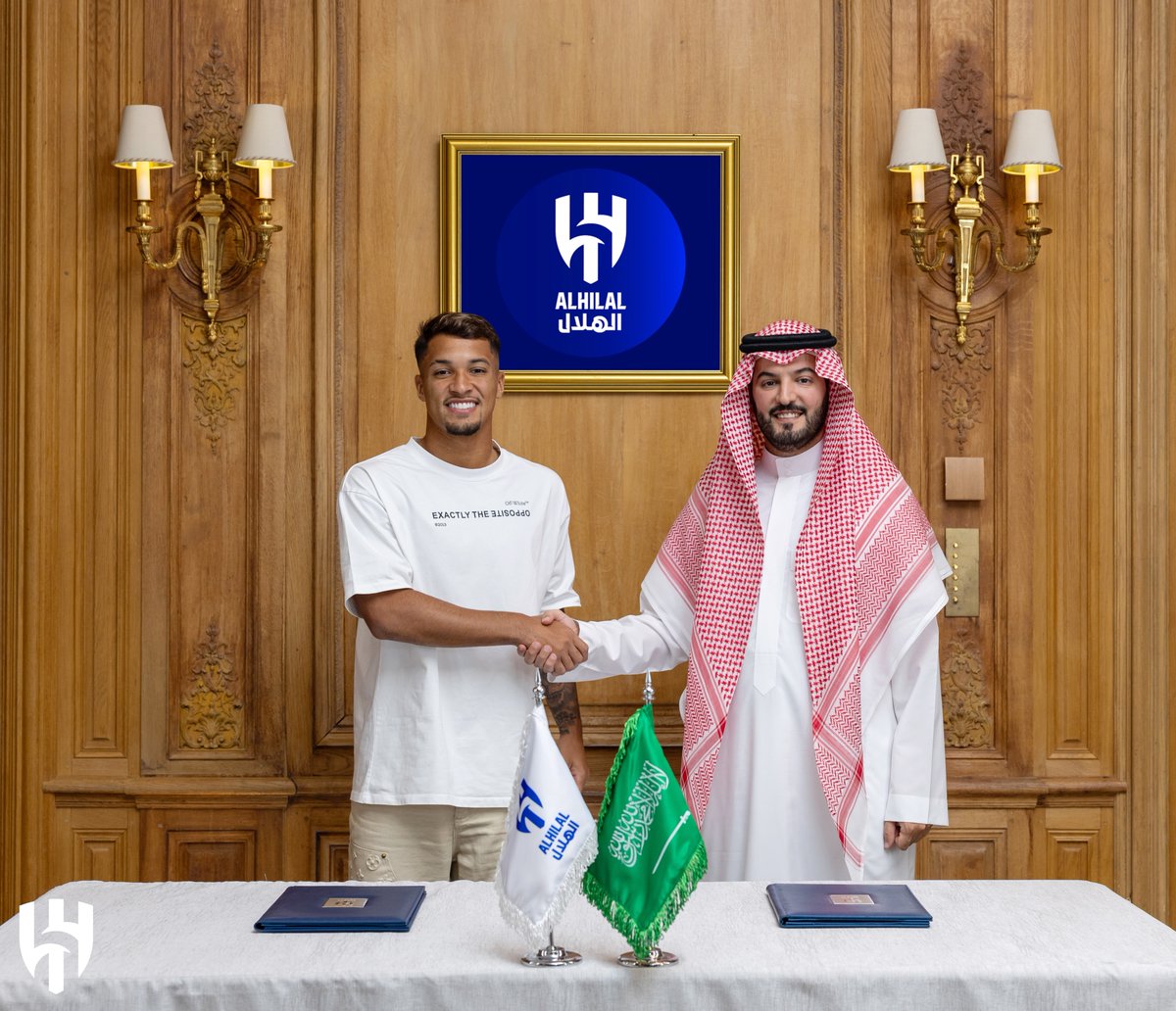 Alhilal_FC's tweet photo. 📸 سعادة الرئيس @fahad2 في مراسم توقيع عقد #ماركوس_ليوناردو في فندق "فور سيزونز جورج الخامس" بالعاصمة الفرنسية "باريس"💙

#الهلال https://t.co/A5hfcZ09F1