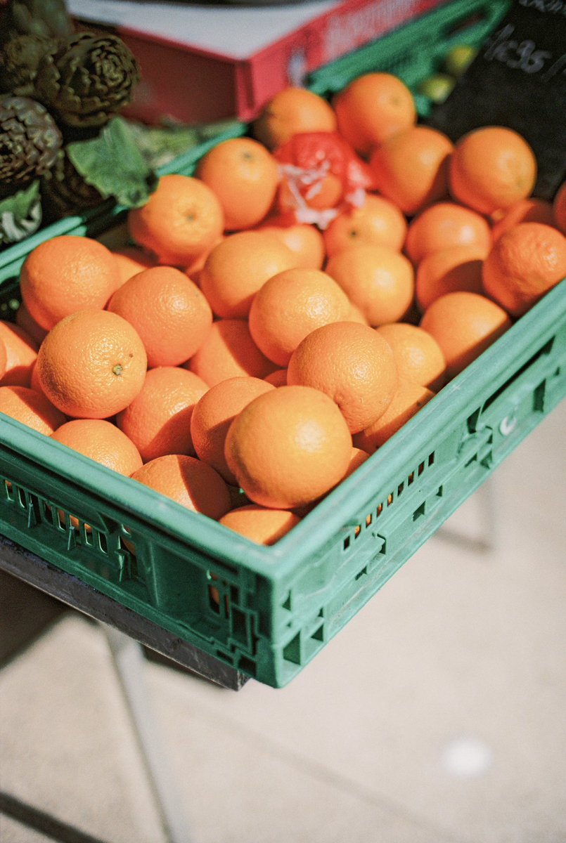 simonribc's tweet photo. Morning market in Aix 🍋 #35mm https://t.co/jAd5g14aAx