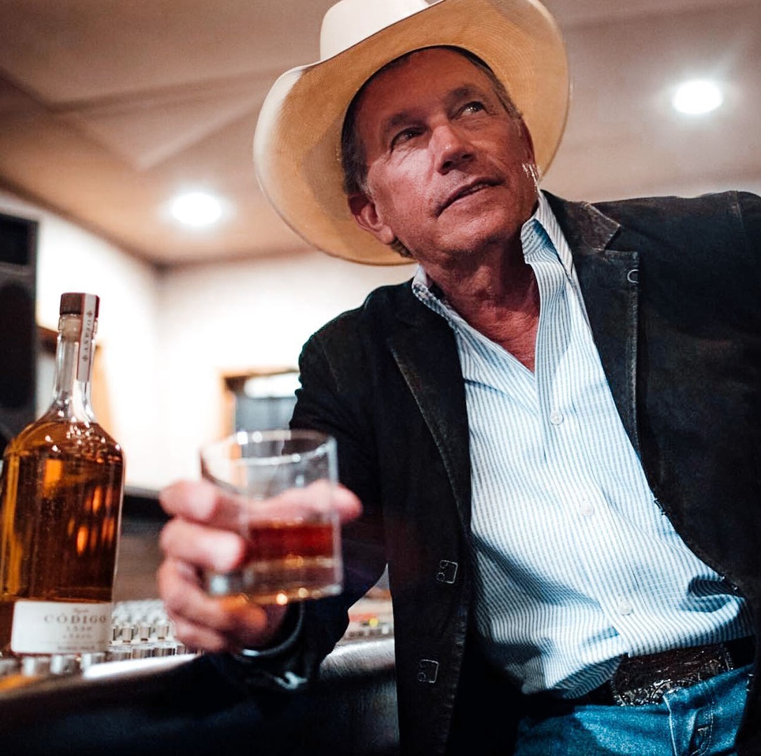 GeorgeStrait's tweet photo. Unwind with a glass of @codigo1530 this #LaborDay! ☀️ https://t.co/H7bXkYVrPi