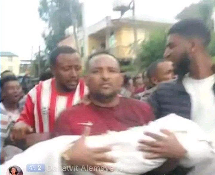 ጎንደር 
ልጁ ታግታ 300ሺ አምጣ ብለው ከሰጠ በኅላ ገድለው ከበራፉ ላይ ጥለውበት ሄዱ።
አባትም የልጁን እሬሳ ታቅፎ ሰላማዊ ሰልፍ ወጧል😭😭😭💔