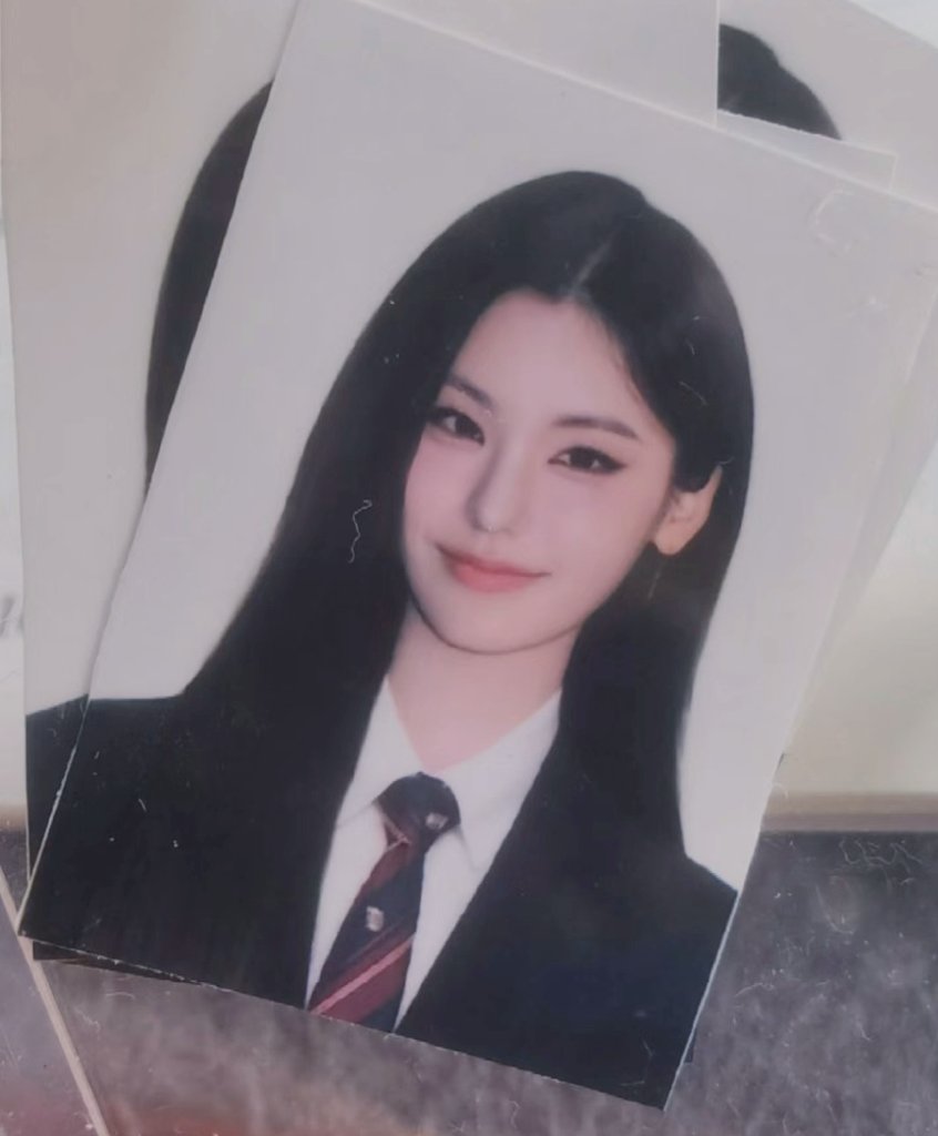HYJ_BH2's tweet photo. HWANG YEJI the campus crush https://t.co/o8NNF1z9YQ