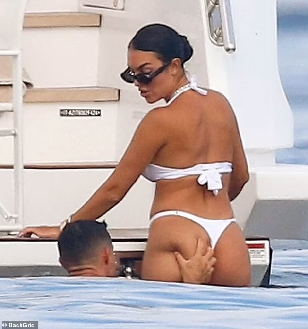 "Cristiano Ronaldo": 

Por estas fotos que le sacaron junto a Georgina Rodríguez.
