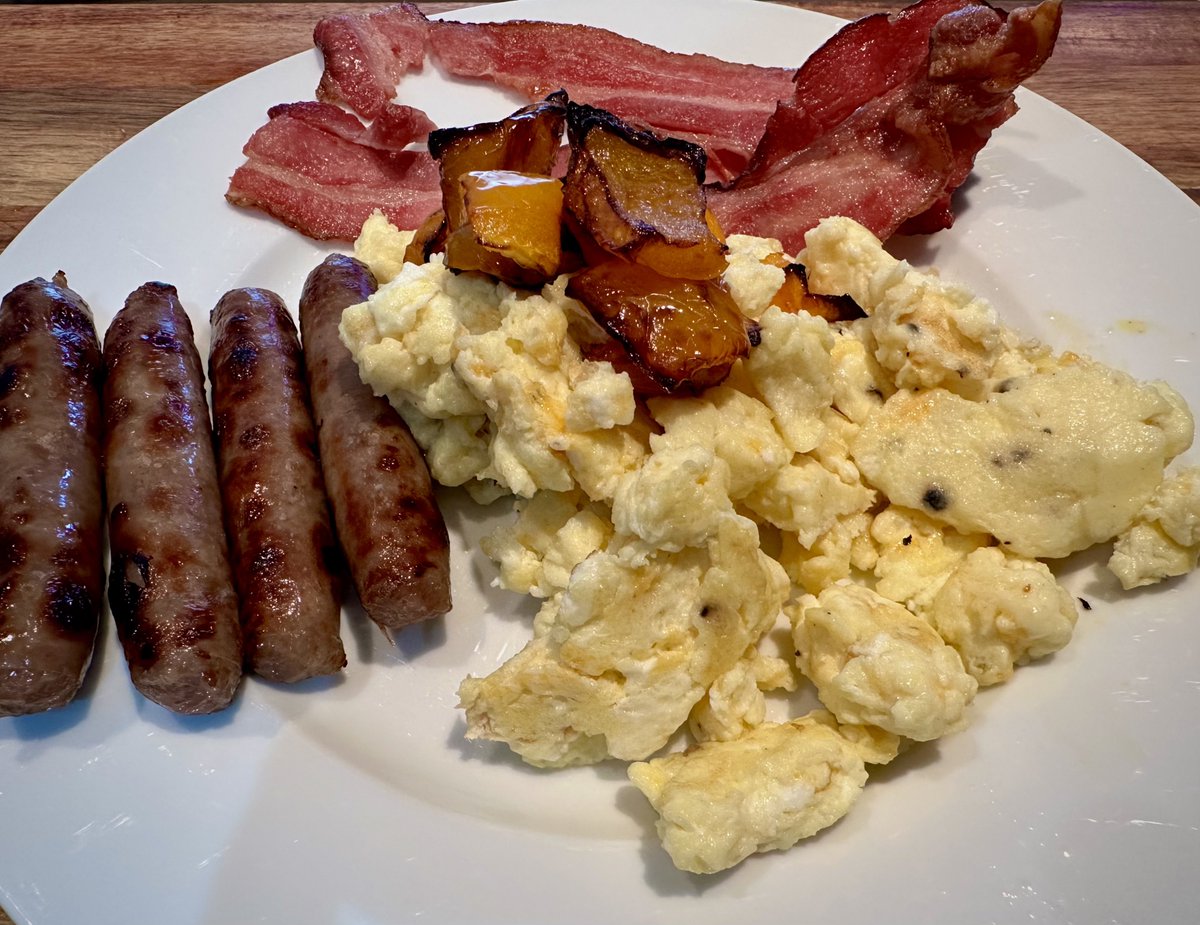 tweetsinpajamas's tweet photo. Labour Day Breakfast for @adolwyn to finish off a great long weekend. Scrambled Eggs with thick cut naturally smoked bacon, brown sugar & honey bk sausages topped with roasted Bell Peppers. #CookingWithDave #yyc https://t.co/RnnkNjuFbu