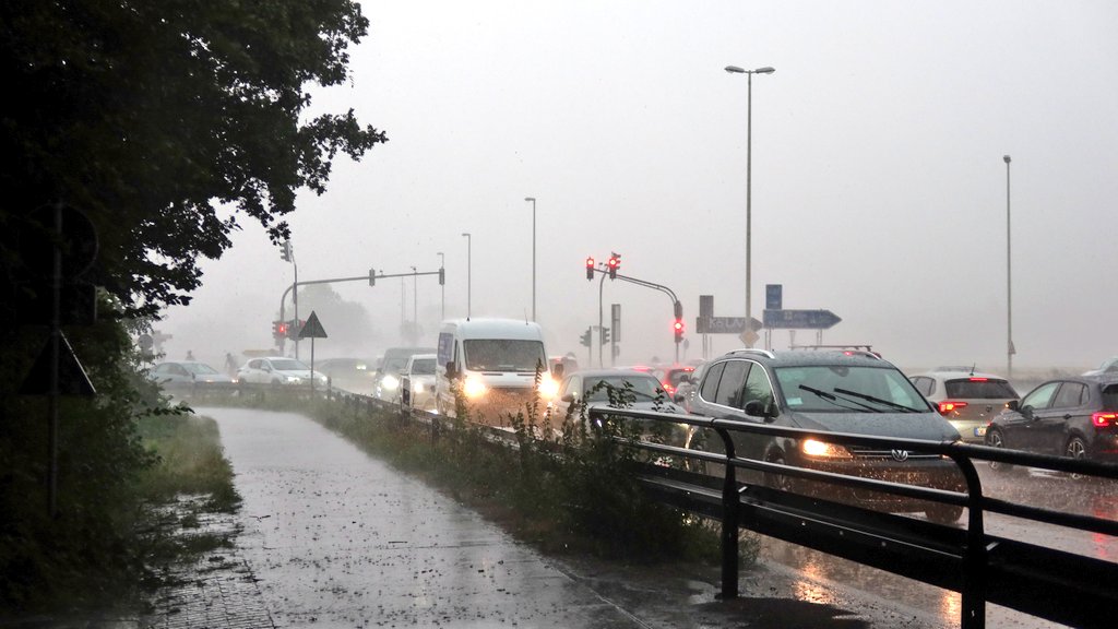 Duisburg, Düsseldorf, Köln, Bonn... from sunshine into rain and thunderstorms. We are back home again, a bit wet in the end and tired after a long ride.
🌞🌳🚴🌧️⚡🍻🏳️‍🌈