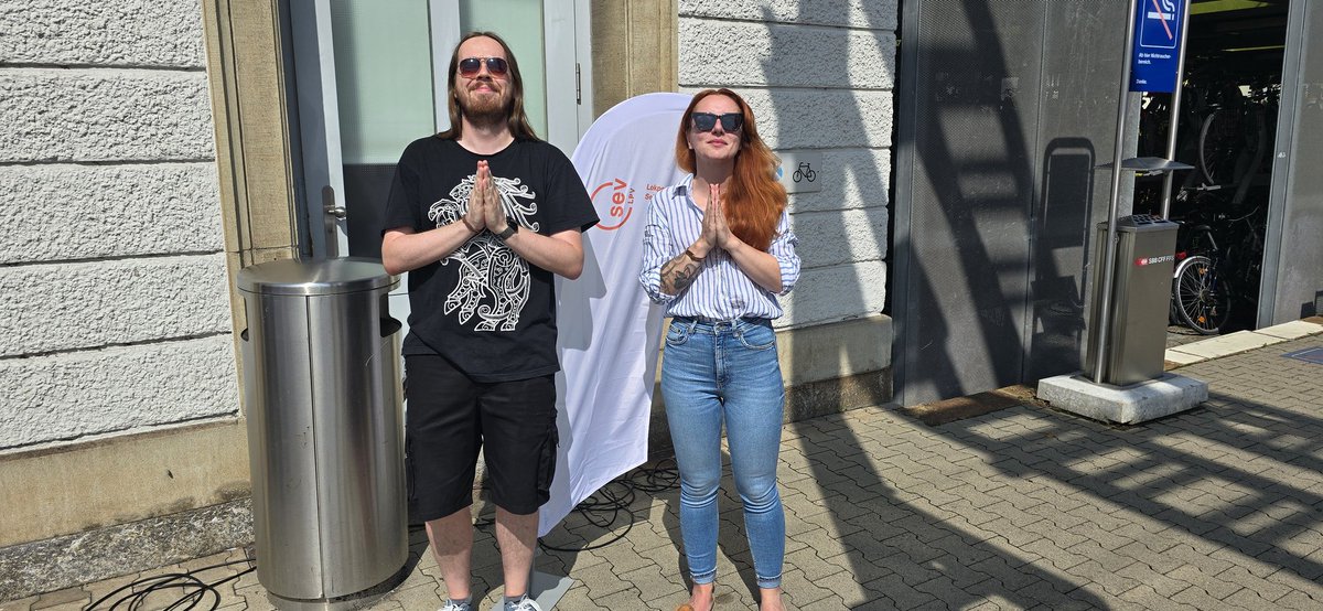 Heute waren wir von 11 bis 15 Uhr für unsere Kollegen vor Ort und verteilten HotDogs, Popcorn, Kaffee und Getränke 🌭🍿☕🍶

Das Angebot wurde rege in Anspruch genommen, was uns sehr gefreut hat 🤗

Wir sind für euch da!

#SEV #LPV #Lokpersonalverband #Gewerkschaft #Verband