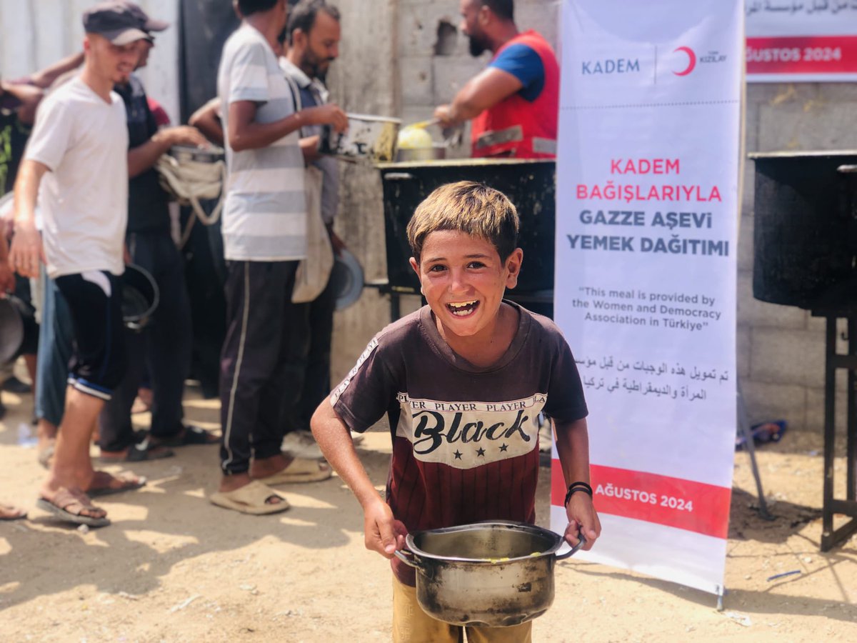 Bazen bir yudum yemektir, en zor gününde bile insanın yüzünü güldüren. #Gazze