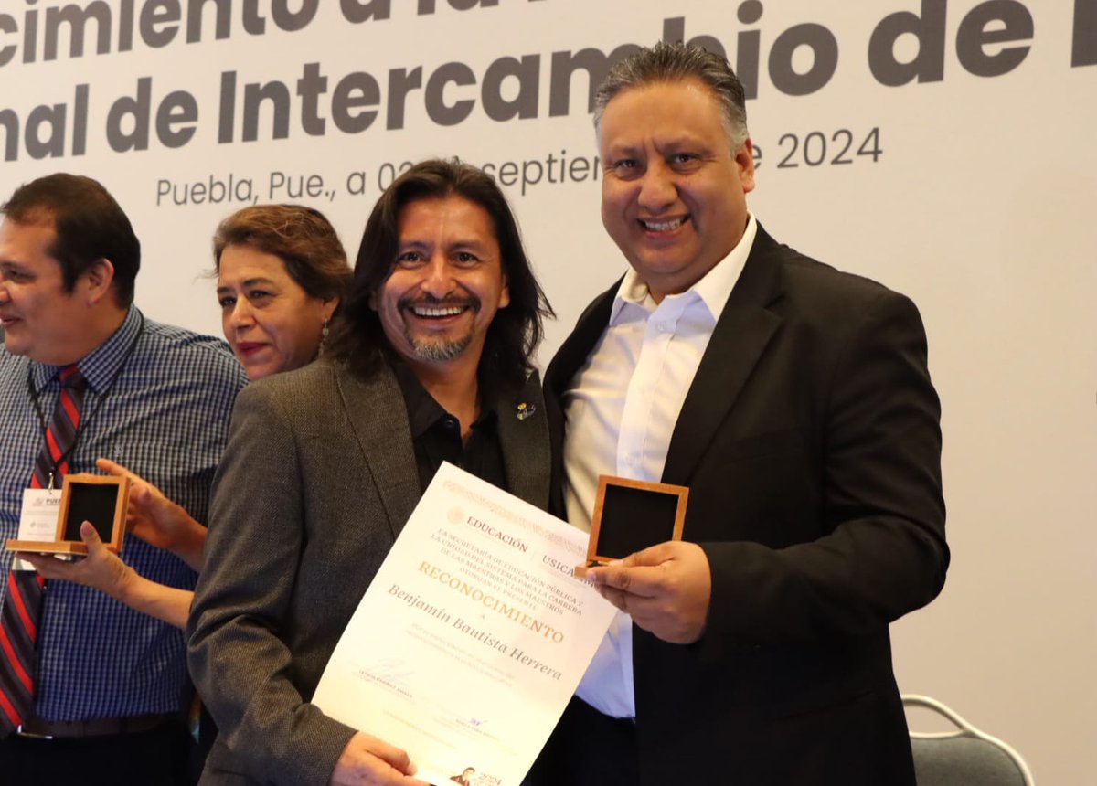 R_AlfredoGP's tweet image. Felicito a todos los maestros que recibieron hoy un reconocimiento por su valiosa práctica educativa, en el marco del Foro Regional de Intercambio de Experiencias, el cual recopila narrativas de docentes destacados de #Puebla, #Guerrero, #Oaxaca, #Tlaxcala, #Morelos y #Veracruz.