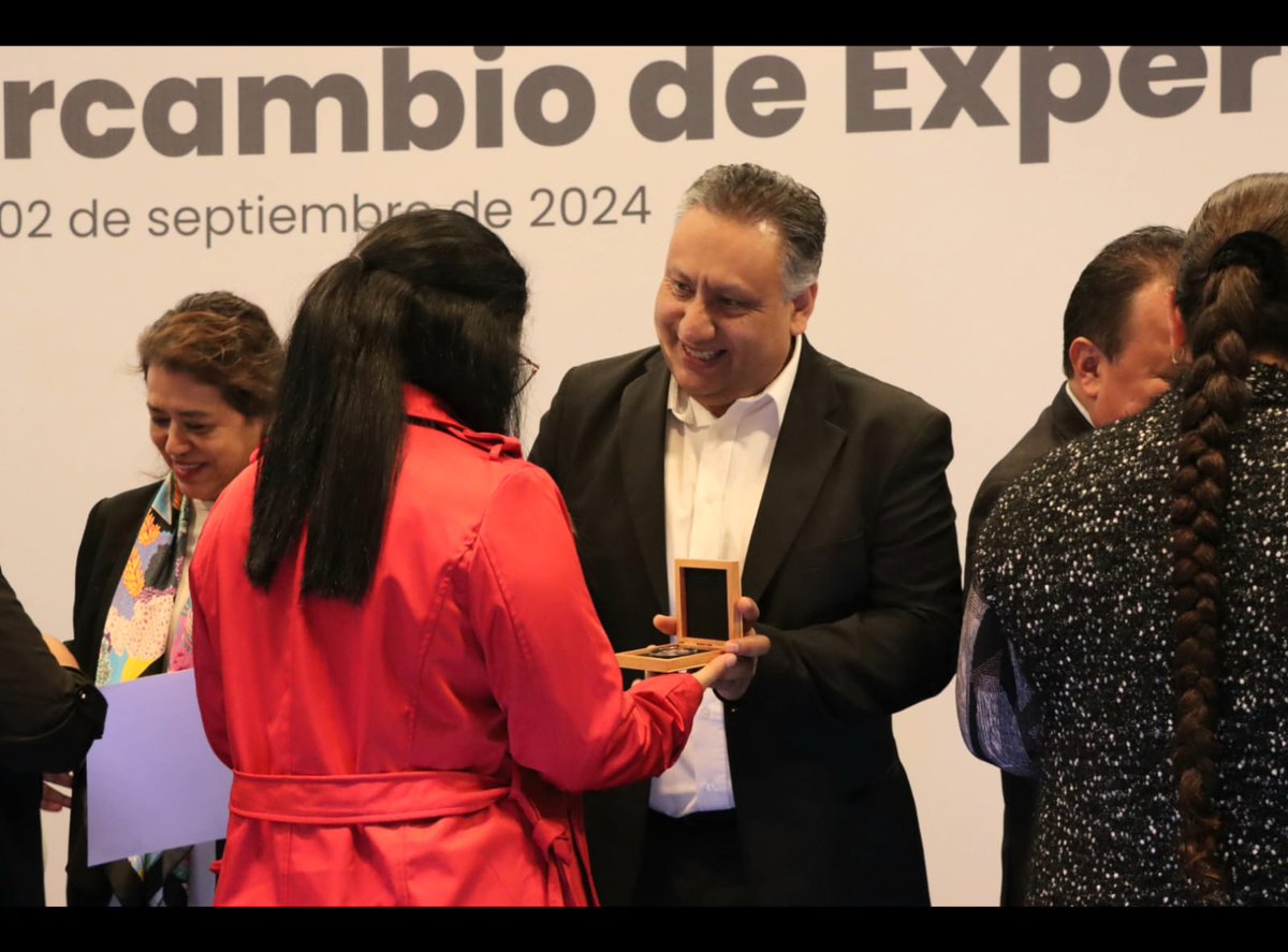 R_AlfredoGP's tweet image. Felicito a todos los maestros que recibieron hoy un reconocimiento por su valiosa práctica educativa, en el marco del Foro Regional de Intercambio de Experiencias, el cual recopila narrativas de docentes destacados de #Puebla, #Guerrero, #Oaxaca, #Tlaxcala, #Morelos y #Veracruz.