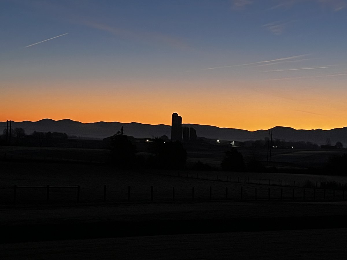 KBarlow48's tweet photo. @ConceptualJames The sun rising over the Blue Ridge Mountains silhouetting a dairy farm in the Shenandoah Valley of Virginia. https://t.co/0YLenajrcR
