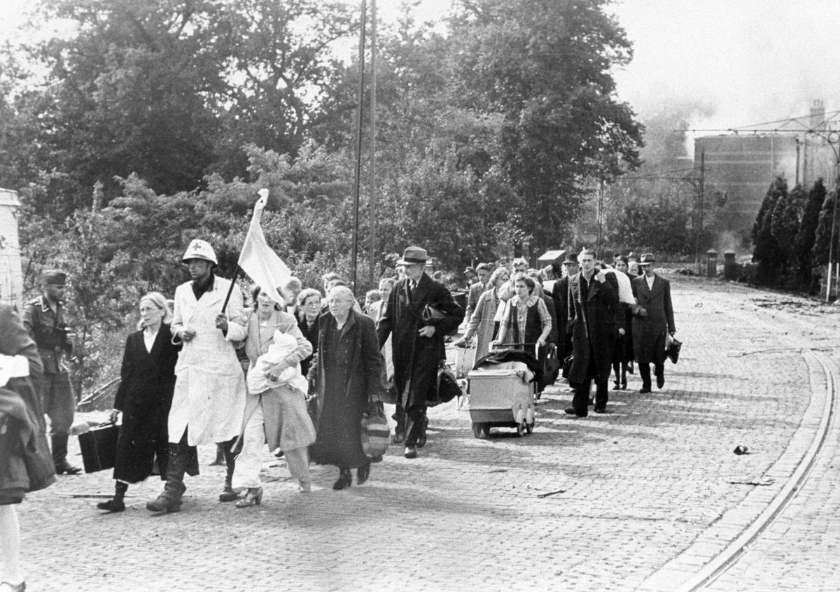 MuseumArnhem's tweet photo. Nu gratis te zien: 'Museum Arnhem in oorlogstijd'. In deze expo nemen we je met foto's, archeologische vondsten en objecten mee in wat er speelde in &amp; rondom het museum tijdens &amp; na de Slag om Arnhem. T/m 27-10 gratis te bezoeken in De Koepel v/h museum: https://t.co/iTUFjdNP5Z https://t.co/L3bBLMn22J