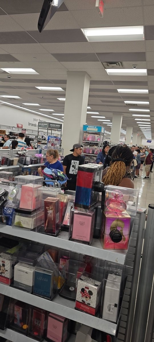 iepmstr's tweet photo. Stay away from @Burlington sister company Cohoes at Jersey Gardens. 5 registers open and over 60 people online.  Poor planning for a holiday weekend. https://t.co/UO5innPBsf