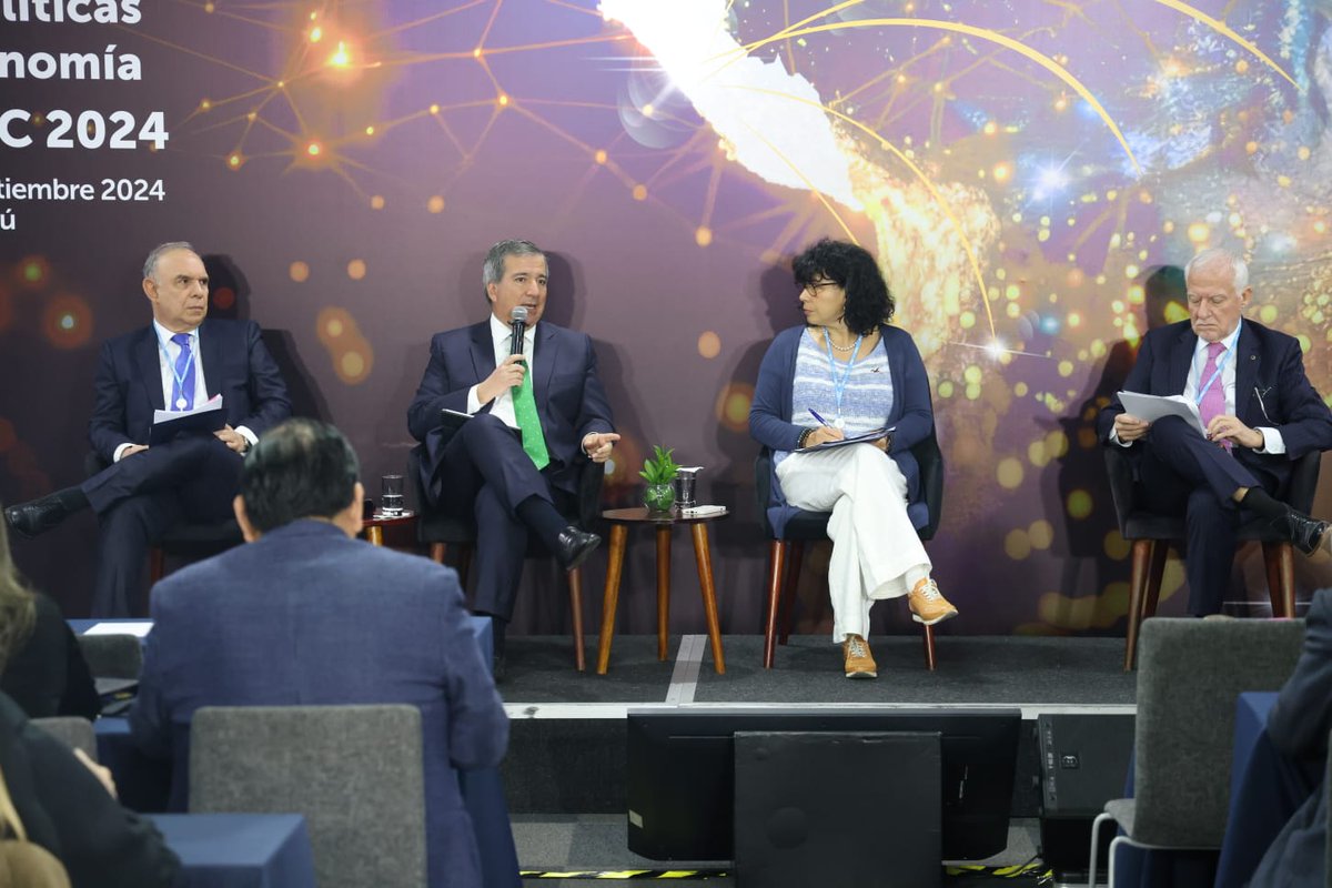 MTC_GobPeru's tweet photo. ✅ El ministro @RaulPerezReyesE participó en el Coloquio de Políticas y Economía para la Región de las Américas #IPEC24, organizado por @ITUAmericas y @Osiptel, un espacio para el desarrollo de políticas inclusivas en telecomunicaciones. https://t.co/9JCAzirWXW