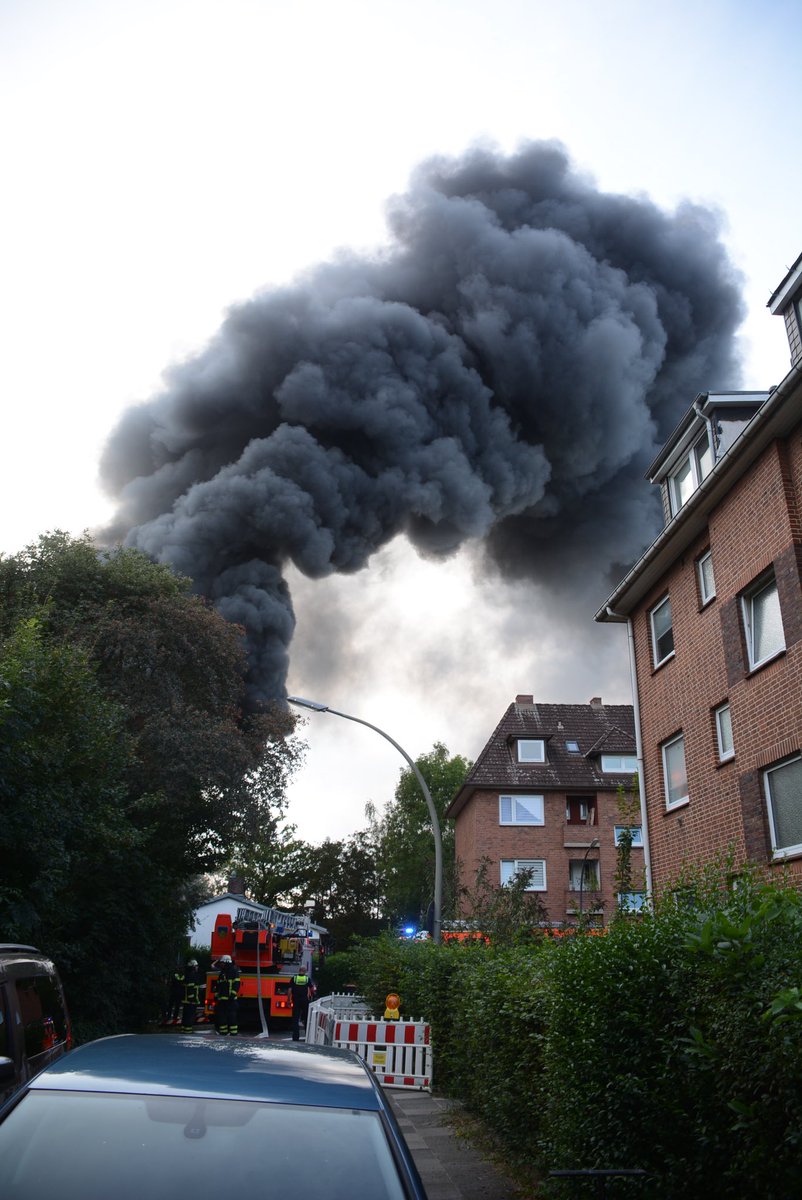 CrimeNewsHH's tweet photo. Großbrand in Bergedorf - Halle eines Boots Club in Flammen - Rauchsäule weithin sichtbar 

Fotos: Christoph Leimig https://t.co/oImEW0U80a