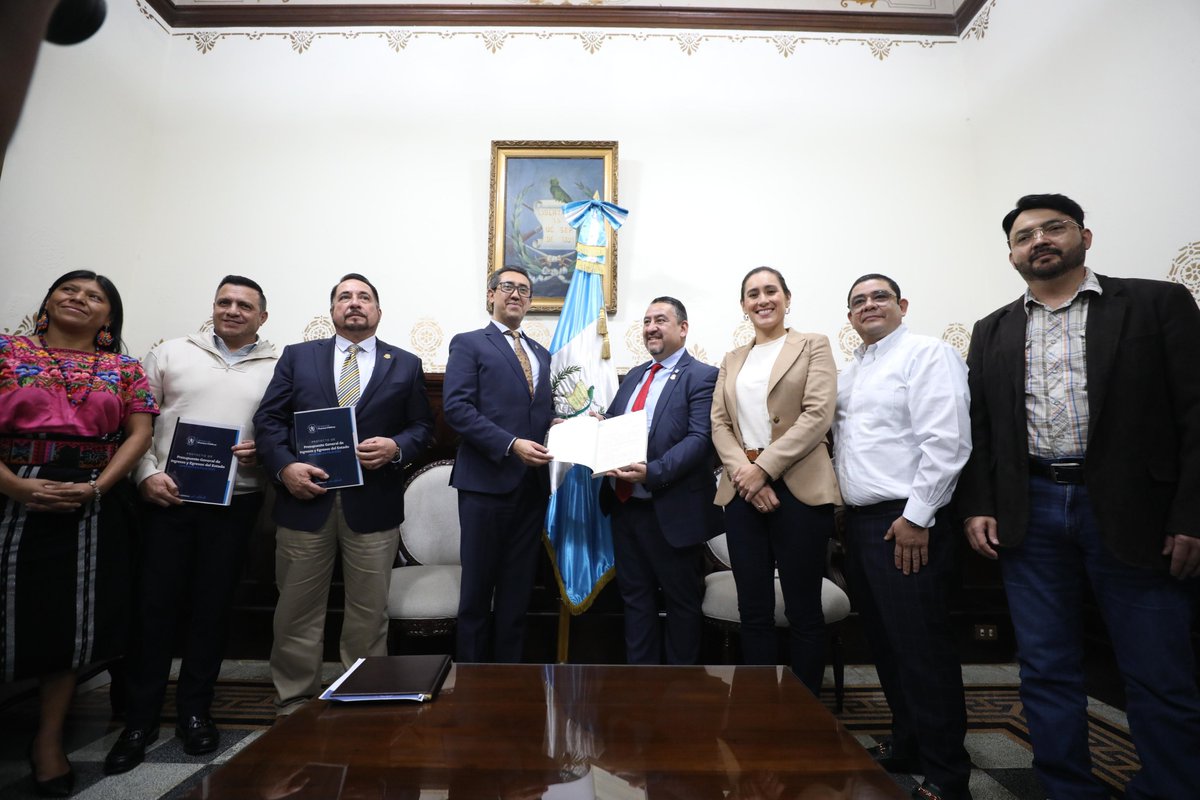 El diputado Darwin Lucas <a href="/Darwinlucasp/">Darwin Lucas</a>, Primer Vicepresidente, acompañado de los legisladores César Amezquita, <a href="/NeryRodas/">Nery Rodas Méndez 🇬🇹</a>, Segundo y Tercer Vicepresidente; <a href="/karinapazGt/">Karina Paz</a>, César Dávila <a href="/CesarDavil86564/">Cesar Davila</a>, Juan Carlos Rivera <a href="/DiputadoRivera/">Juan Carlos Rivera</a> y Sonia Gutiérrez <a href="/SoniaGRaguay/">Sonia Gutierrez</a>, Secretarios